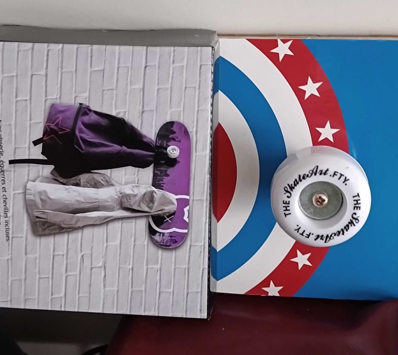 Cabide de parede em forma de skate do Capitão America