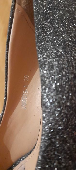 Sapatos de salto brilhante