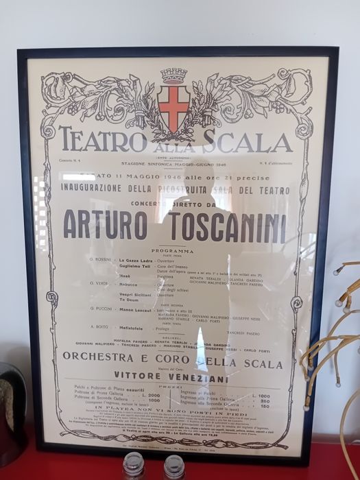 Poster em moldura wange, poster do teatro Scala de Milão, alusivo à primeira opera depois da reconstrução do teatro após a segunda guerra mundial.