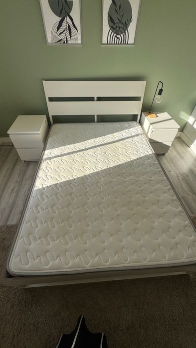 Cama + colchão + sobrecolchão + mesas de cabeceira