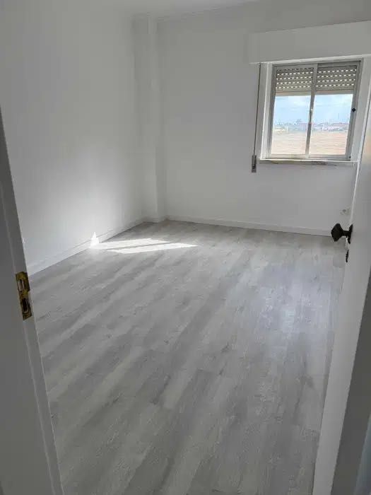 Arrendo T2 Remodelado com 3 assoalhadas no Carregado