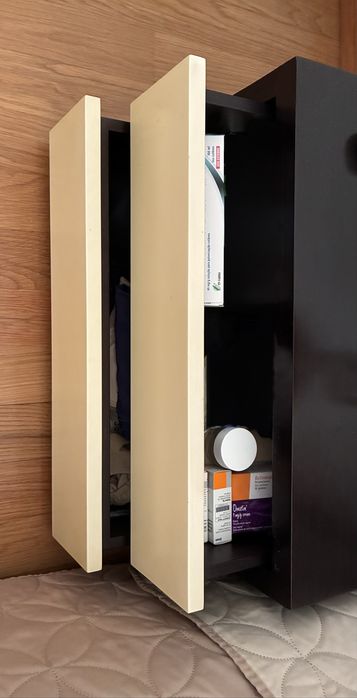 Conjunto de móveis de quarto em madeira maciça de cor castanha escura