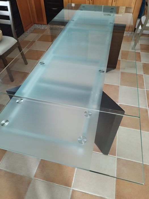 Mesa de jantar em vidro – extensível (1,60 m a 2,20 m)