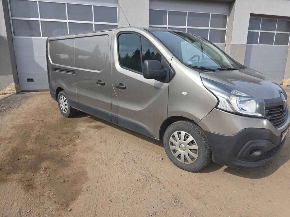 RENAULT TRAFIC 2015 rok blaszak