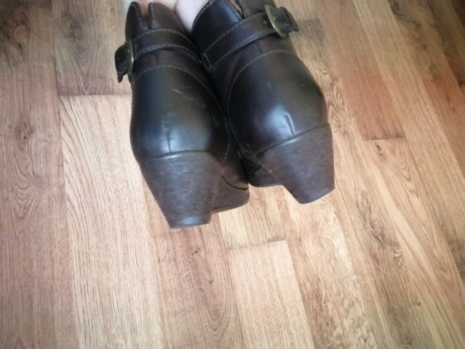 Damskie botki skórzane clarks, na koturnie wiązane, brazowe