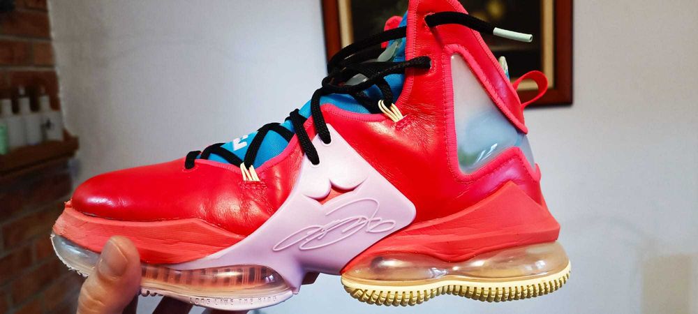 Ténis Basketball LeBron 19