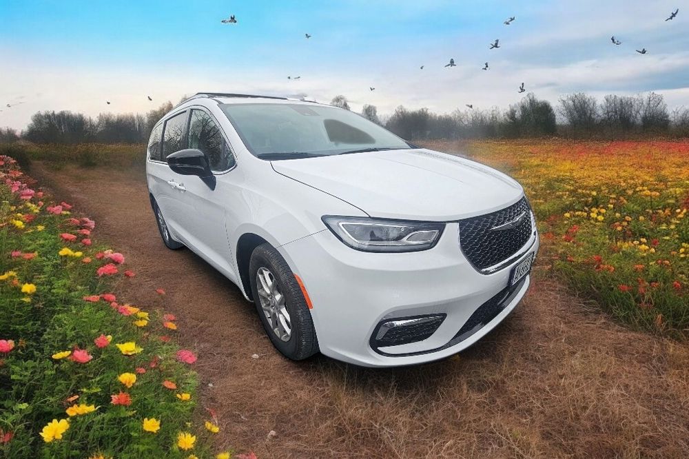Wynajem bus van Chrysler Pacifica 7os. – wygoda, styl i przestrzeń