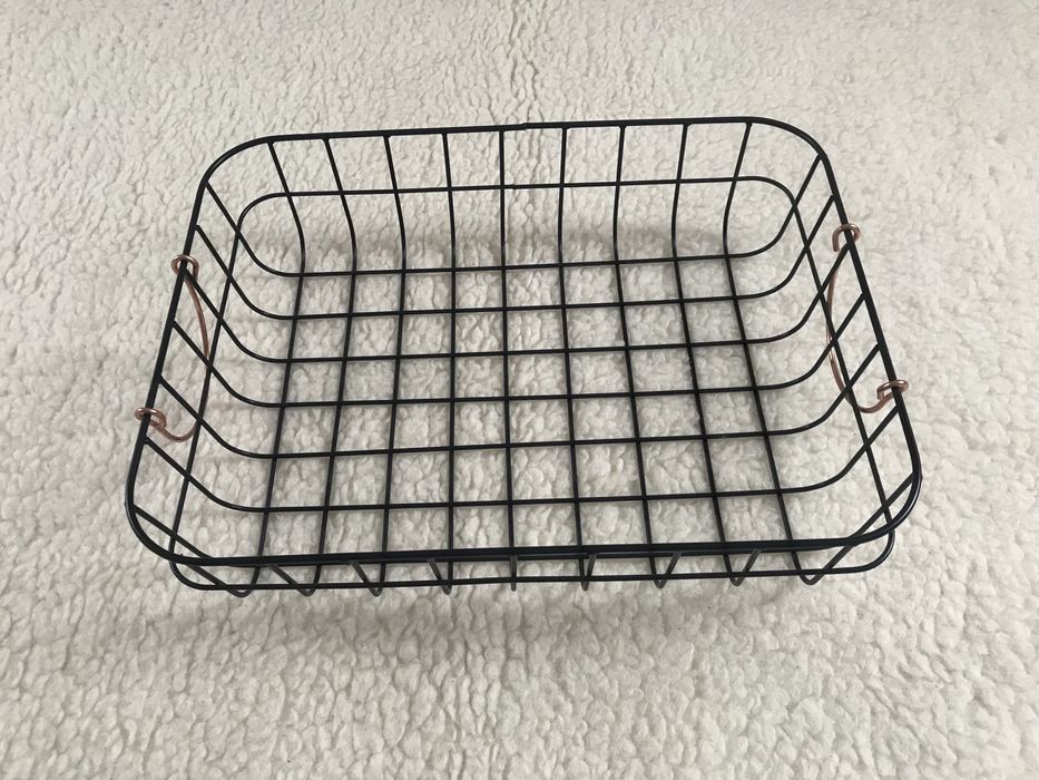 Czarna metalowa skrzynka w kratkę, kosz dekoracyjny