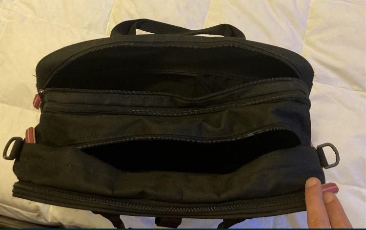 Mala benetton  multiusos preta e rosa