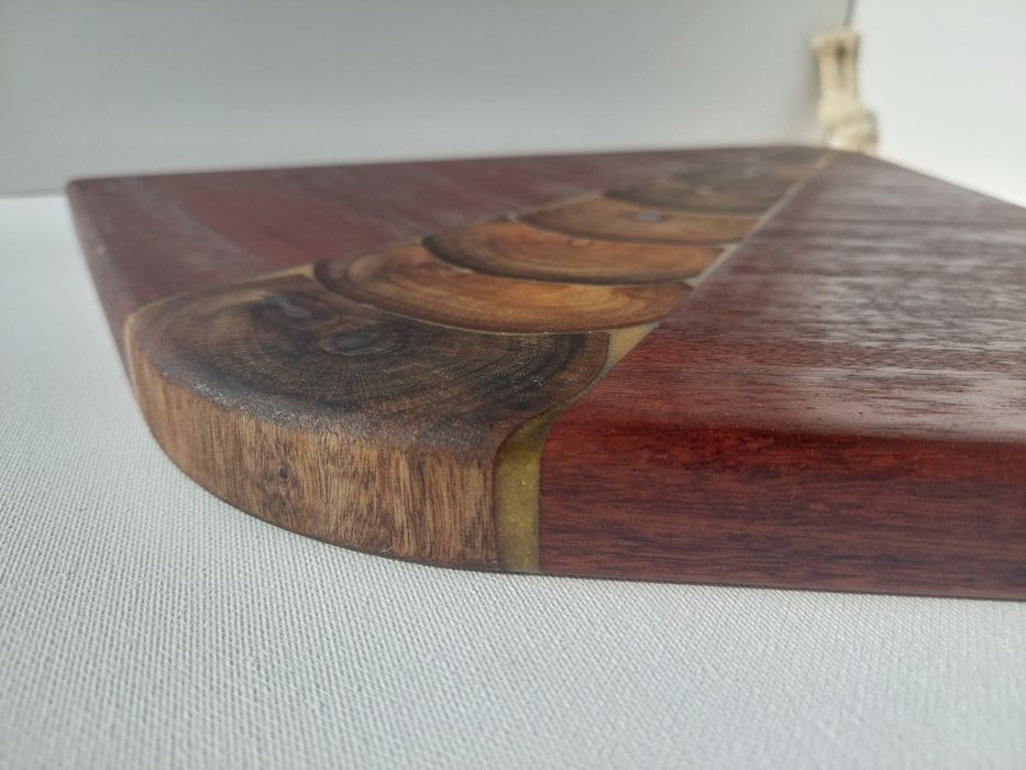 Tábua de apresentação / corte em mogno e resina epoxi
