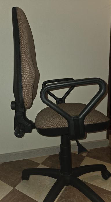 Fotel obrotowy regulowany (OPIS)