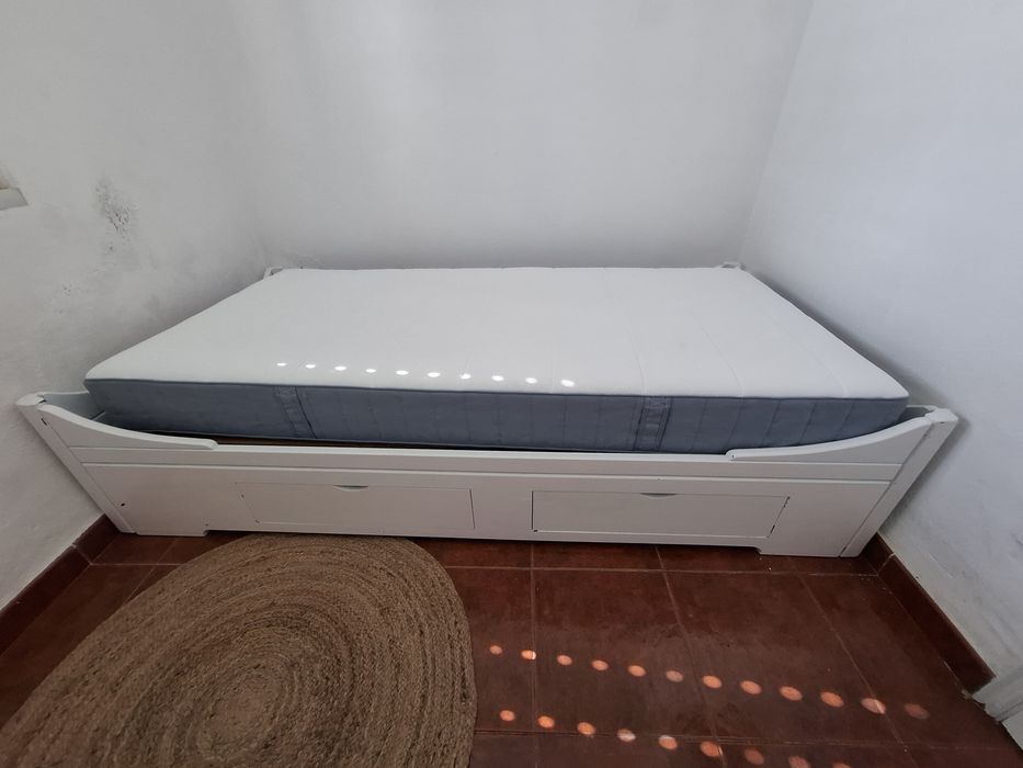 Cama cerejeira com arrumação