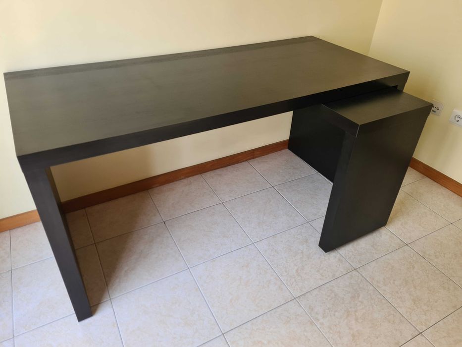 Secretária c/painel extraível preto 151x65 cm