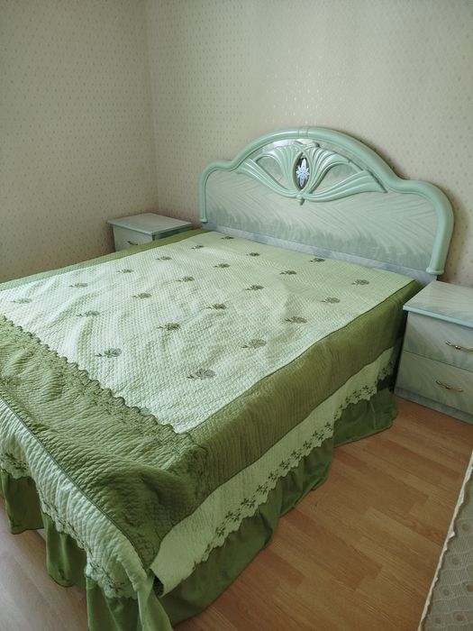 Ліжко двоспальне, шафа, дві прикраватні тумбочки.