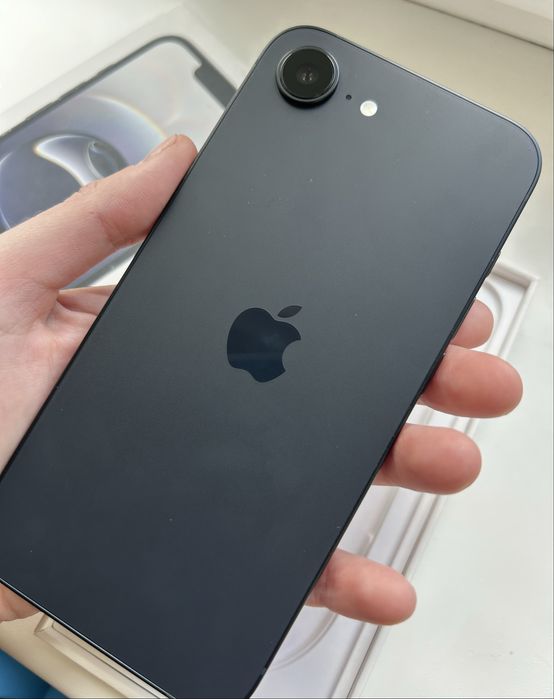 Продам Iphone 16е 128