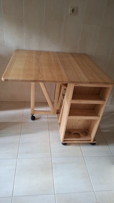 Mesa de cozinha extensível  com 2 bancos