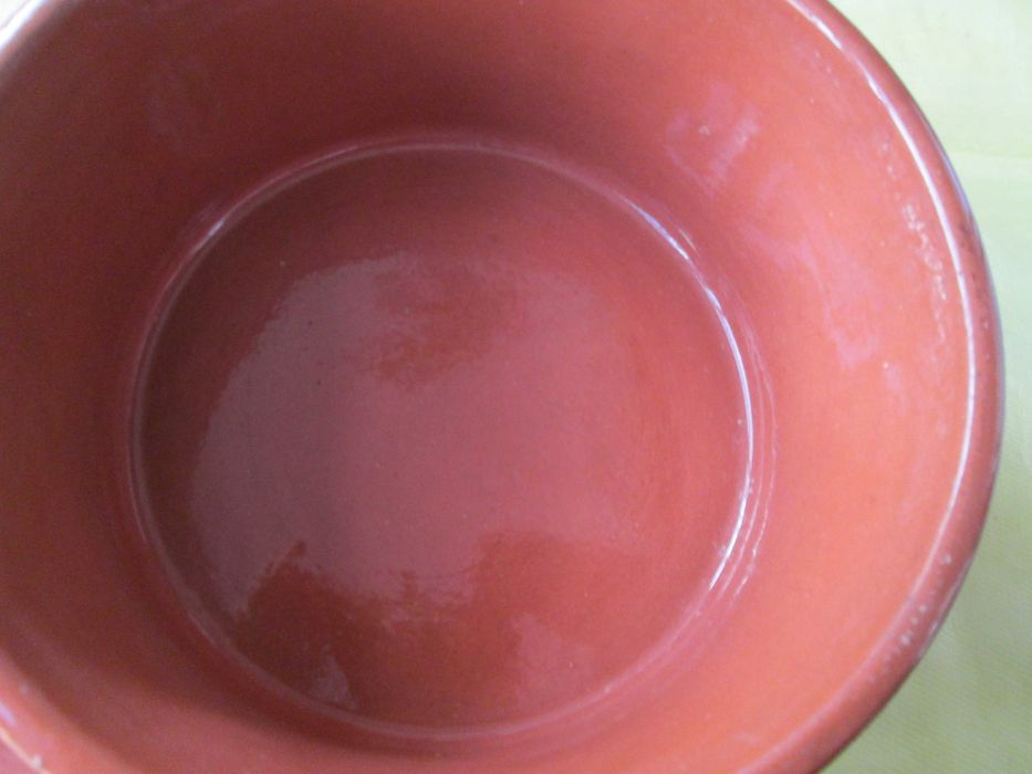 4 estatuetas, 1 jarrão, 1 torre Eiffel e panela barro de ir ao forno