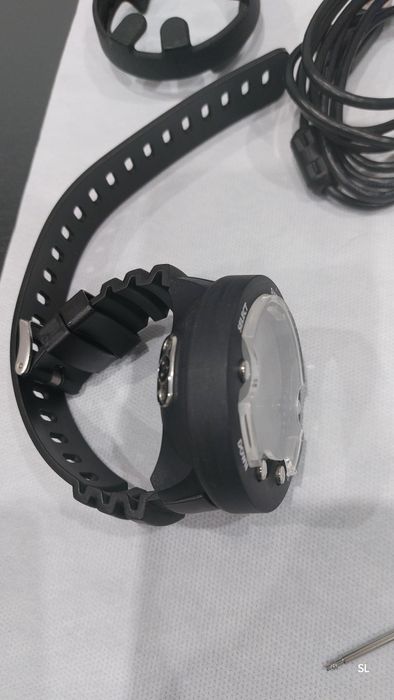 Computador de mergulho Suunto com cabo USB para transferência (oferta de Bussola).