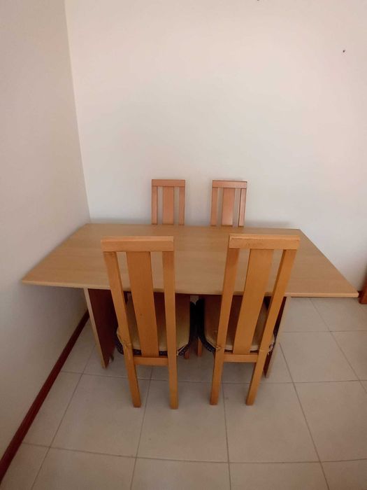 Mesa de jantar castanha