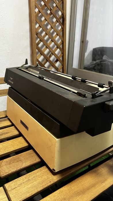 Máquina de escrever Adler Universal 200