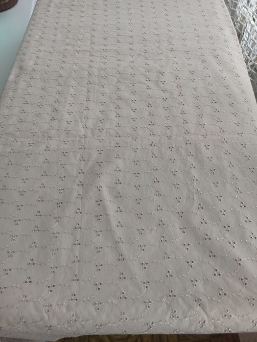 Відріз бавовняної вишитої тканини з перфорацією