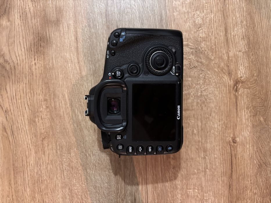 Canon 7D + Lente 75-300mm + Acessórios