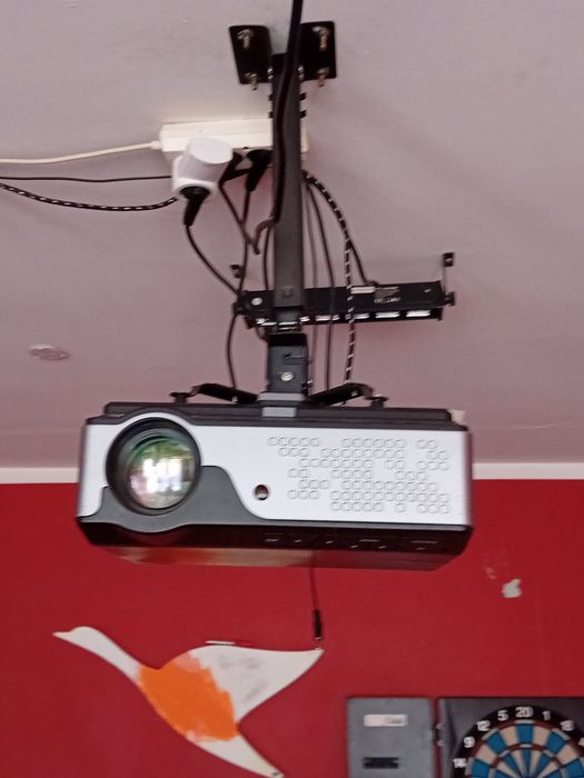 Projektor z uchwytem
