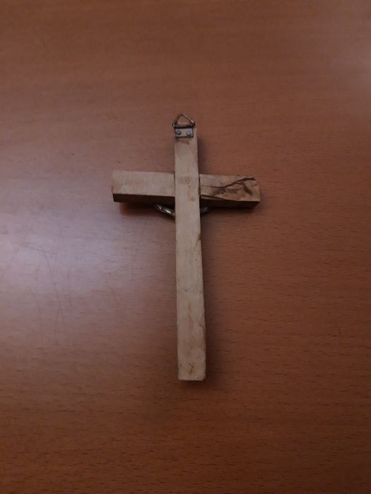 Crucifixo antigo de madeira e metal, para pendurar