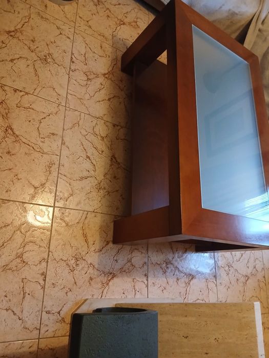Mesa de centro e estante de quarto