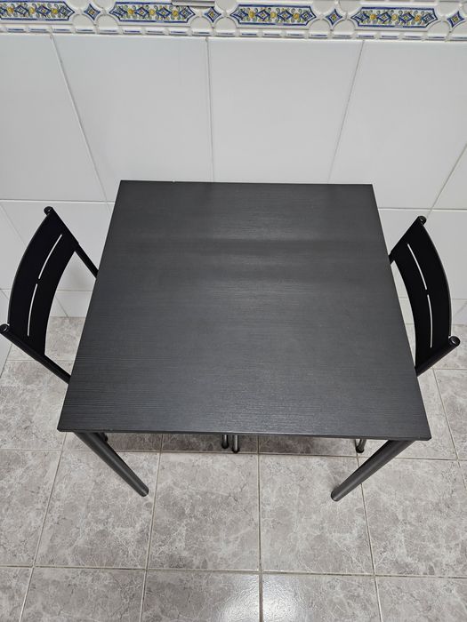 Mesa de cozinha 67x67 duas cadeiras  nova e em Excelente Estado