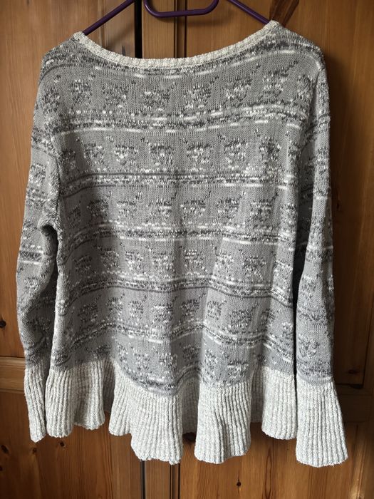 Sweter z falbanami r.L