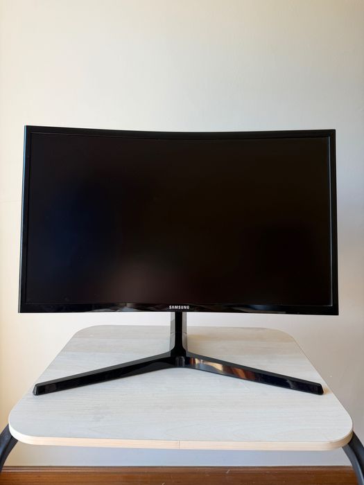 Samsung Odyssey G3 – 24" Curved Gaming Monitor (144Hz, AMD FreeSync)