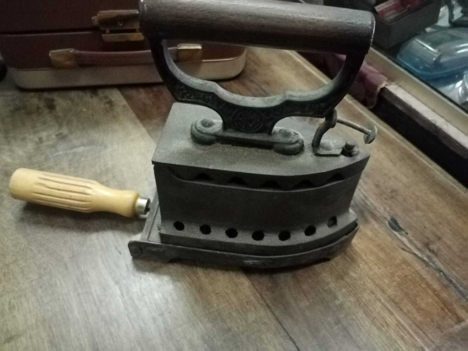 Ferro a carvão com suporte