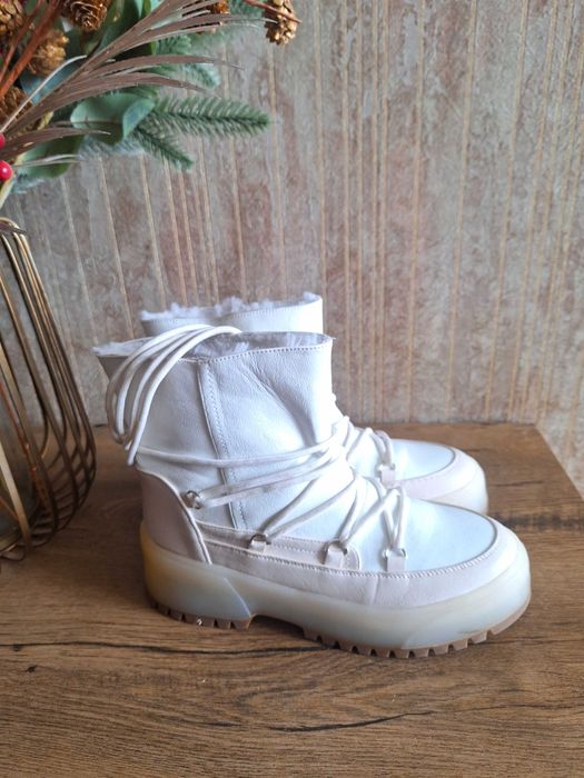 Продам жіночі зимові чоботи( луноходи) фірми Reserved