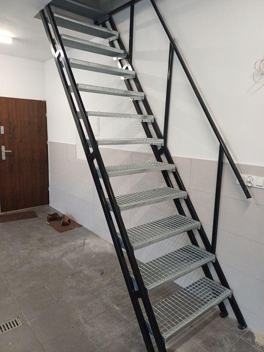 Schody zewnętrzne stalowe