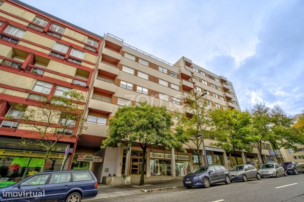 Apartamento T3 todo renovado c/garagem na Av. de Londres em Guimarães