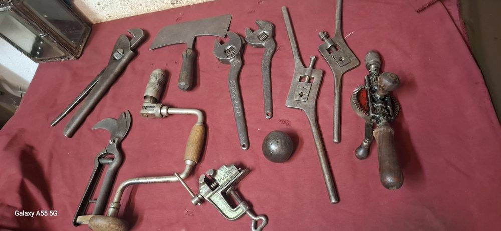 Várias ferramentas antigas