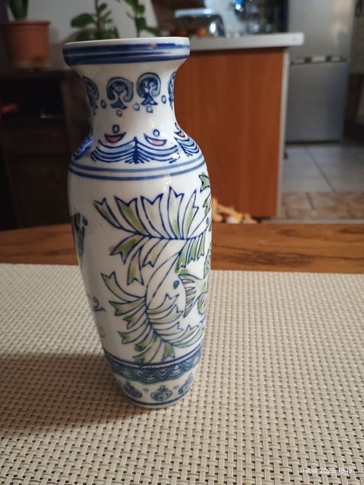 Porcelanowy wazonik z motywem ryb.