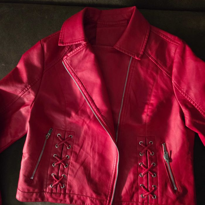 Piękna kurtka Ramoneska czerwona z wiązaniami eko NOWA