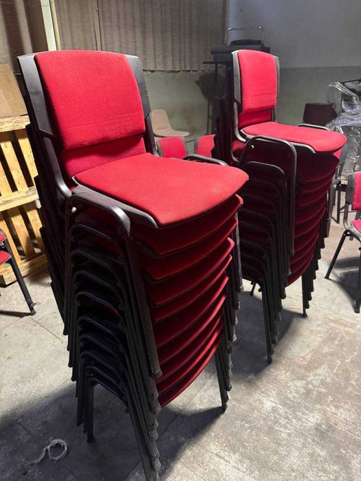 офісні меблі столи крісла тумби