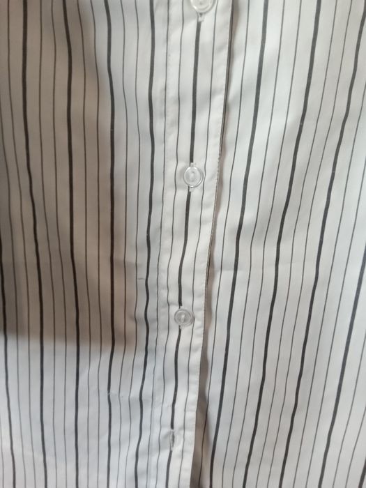 Koszula damska w paski.