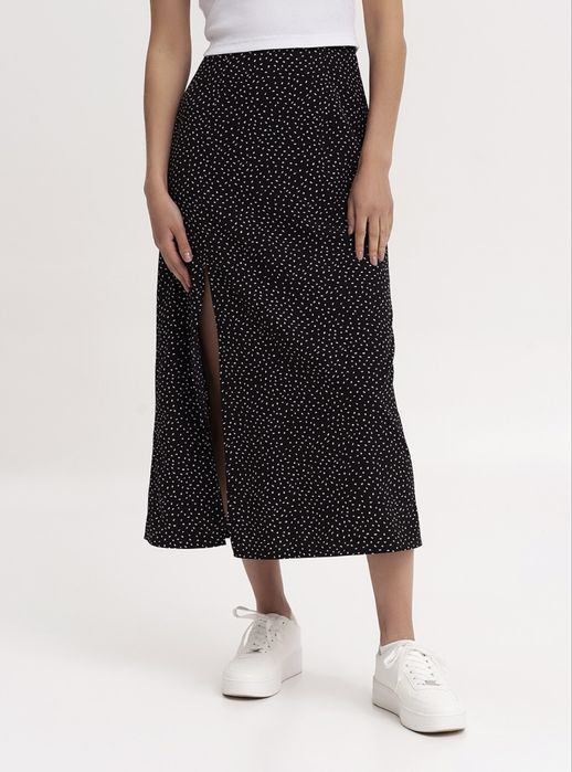 Легка чорна спідниця в горошок правильної довжини