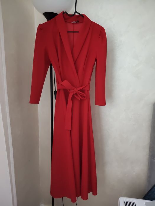 Червоне плаття міді