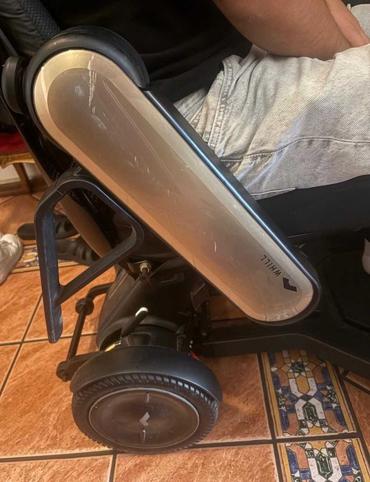 Cadeira elétrica compacta, desmontável e moderna – WHILL C2