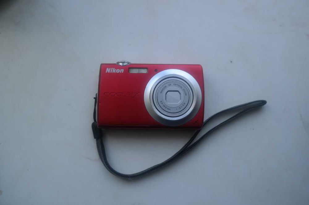 Nikon Coolpix s203 червоний