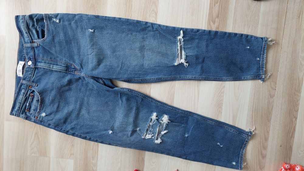 Jeansy z dziurami