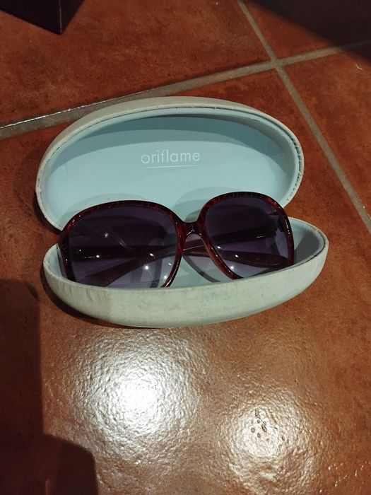 Oculos de sol com caixa