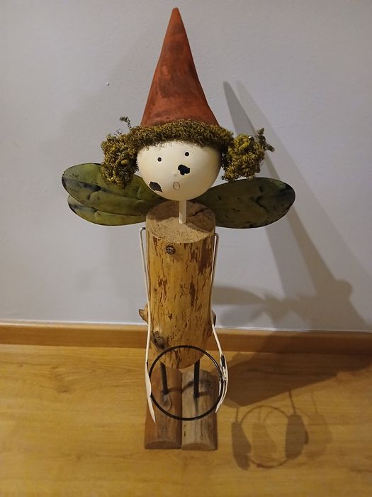 Boneca decorativa em metal e madeira