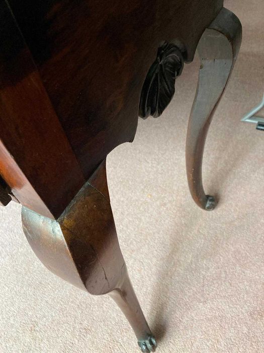 Mesa de encostar D. José em pau-santo.