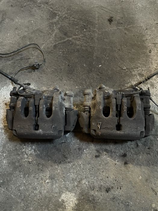 Суппорт передній двокатковий спарка лівий правий Sprinter W906  516